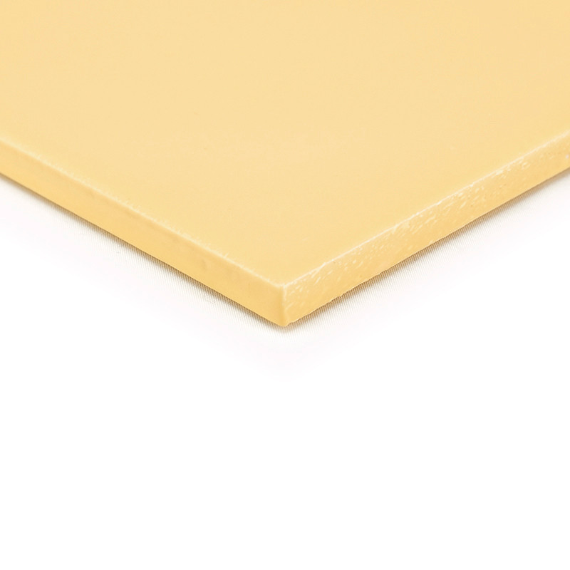 Un carreau lisse de couleur beige repose à plat, ses bords nettement définis, reposant sur une surface blanche dans un cadre min