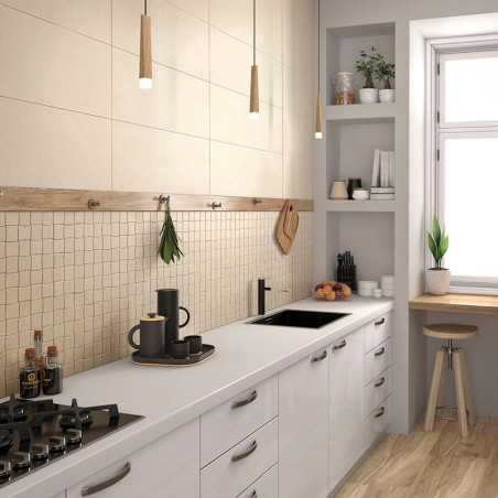 Cozinha com armários brancos e balcões de madeira, com fogão e pia pretos. Luzes suspensas iluminam as paredes de azulejos. Prat Cozinha com armários brancos e balcões de madeira, com fogão e pia pretos. Luzes suspensas iluminam as paredes de azulejos. Prat
