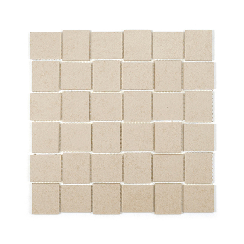 Ladrilhos quadrados bege são dispostos em uma grade, criando um padrão texturizado uniforme em uma superfície plana contra um fu