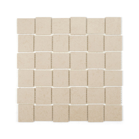 Ladrilhos quadrados bege são dispostos em uma grade, criando um padrão texturizado uniforme em uma superfície plana contra um fu Ladrilhos quadrados bege são dispostos em uma grade, criando um padrão texturizado uniforme em uma superfície plana contra um fu