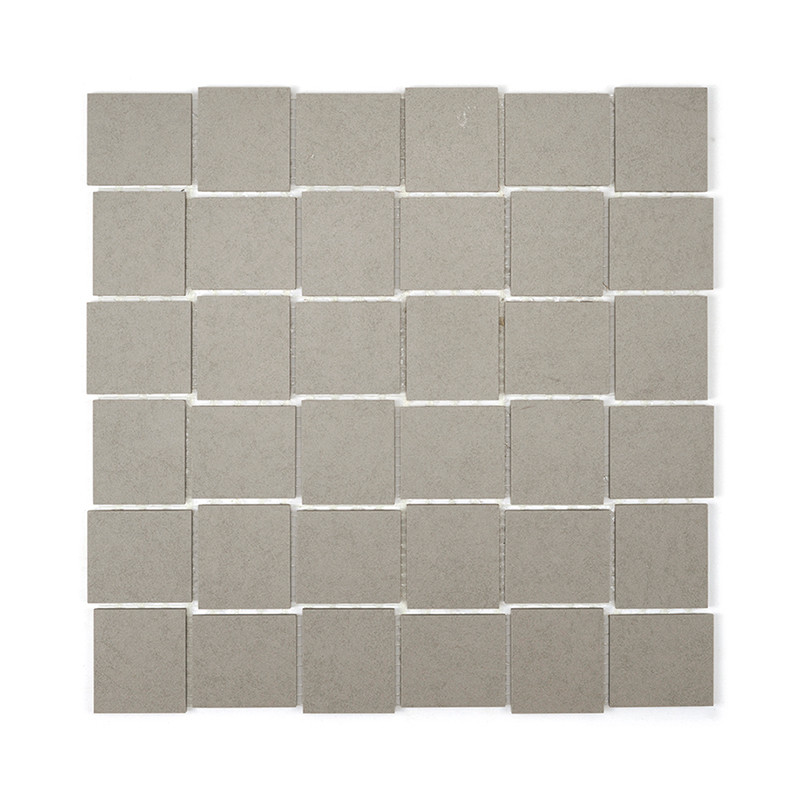 Een raster van uniforme, lichtgrijze vierkante tegels die gelijkmatig zijn gerangschikt, waardoor een naadloos patroon ontstaat.