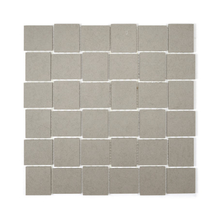 Een raster van uniforme, lichtgrijze vierkante tegels die gelijkmatig zijn gerangschikt, waardoor een naadloos patroon ontstaat.