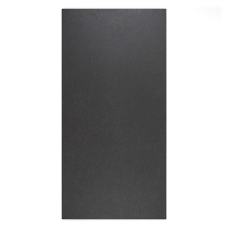 Ladrilho preto retangular colocado plano, exibindo uma superfície lisa e fosca. não possui texto ou marcações, contra um fundo b Ladrilho preto retangular colocado plano, exibindo uma superfície lisa e fosca. não possui texto ou marcações, contra um fundo b
