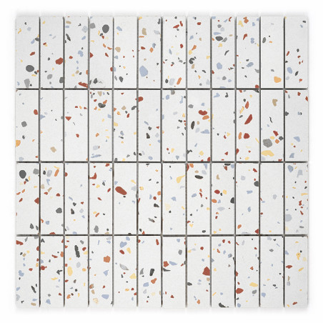 Rechteckige Fliesen mit einem Terrazzomuster aus roten, grauen und blauen Sprenkeln sind ordentlich in einem quadratischen Raste