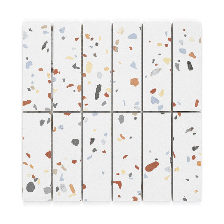 Keramikfliesen zeigen verstreute, mehrfarbige Terrazzomuster auf weißem Hintergrund, die für dekorative Zwecke in sauberen verti