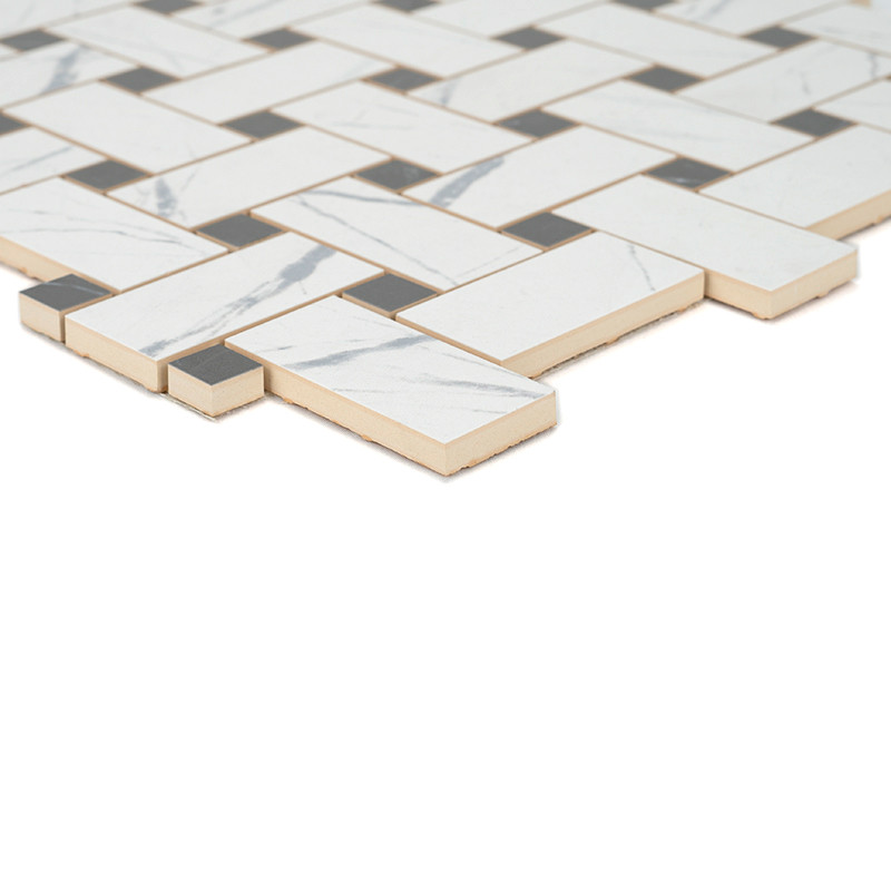 Uma folha de mosaico exibe ladrilhos brancos retangulares entrelaçados com veios cinza e pequenos quadrados pretos, formando um 