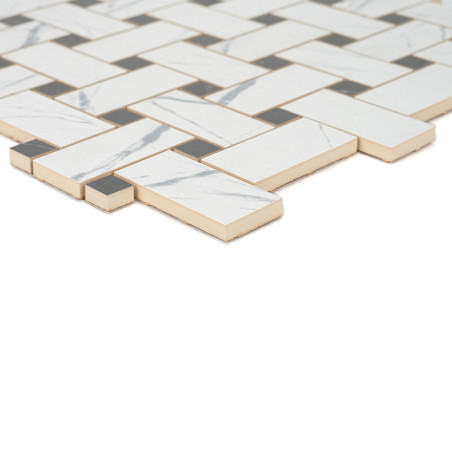 Ein Mosaikfliesenblatt zeigt ineinandergreifende rechteckige weiße Fliesen mit grauer Maserung und kleinen schwarzen Quadraten,  Ein Mosaikfliesenblatt zeigt ineinandergreifende rechteckige weiße Fliesen mit grauer Maserung und kleinen schwarzen Quadraten,