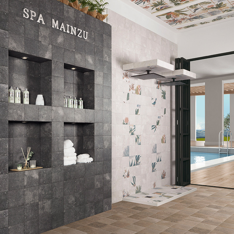 Les étagères contiennent les essentiels du spa. marqué «SPA MAINZU». Une douche moderne, ornée de carreaux décoratifs, située da