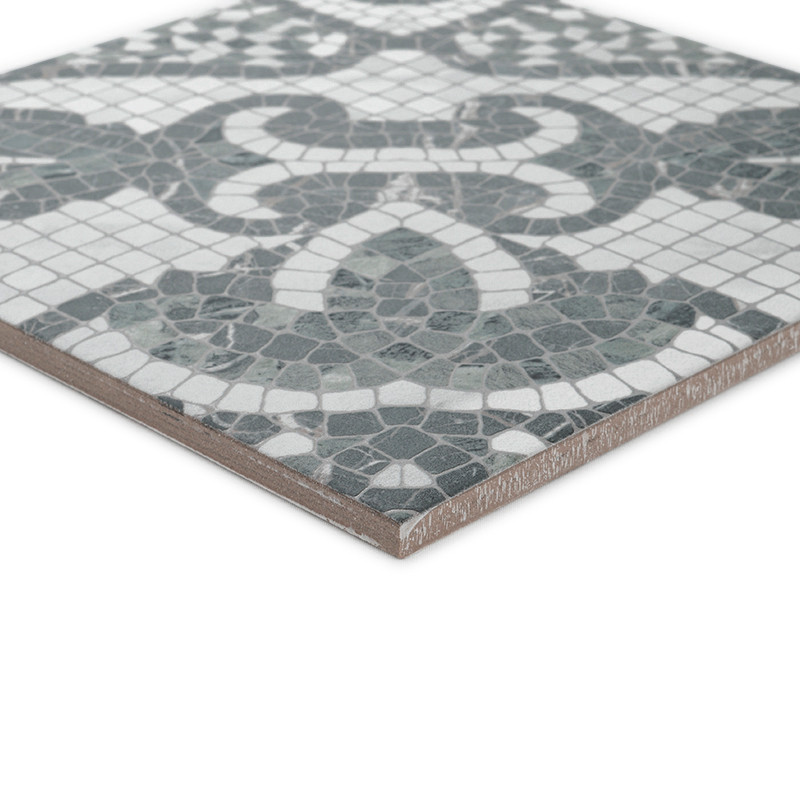 El azulejo cuadrado presenta un patrón de mosaico de formas verdes y blancas entrelazadas, que descansan sobre un borde liso de 