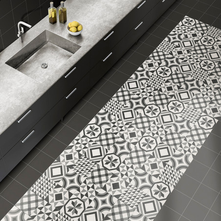 Os pisos estampados apresentam desenhos geométricos em preto e branco, adicionando contraste a uma cozinha com bancada cinza e p Os pisos estampados apresentam desenhos geométricos em preto e branco, adicionando contraste a uma cozinha com bancada cinza e p