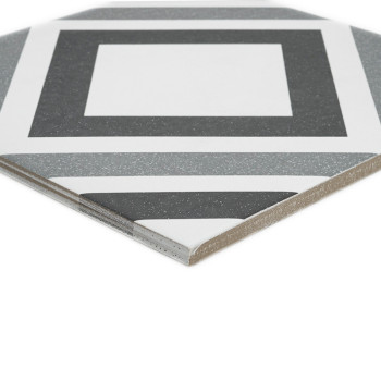 Um ladrilho hexagonal com padrões geométricos concêntricos em preto, cinza e branco cria um design moderno e texturizado, adequa