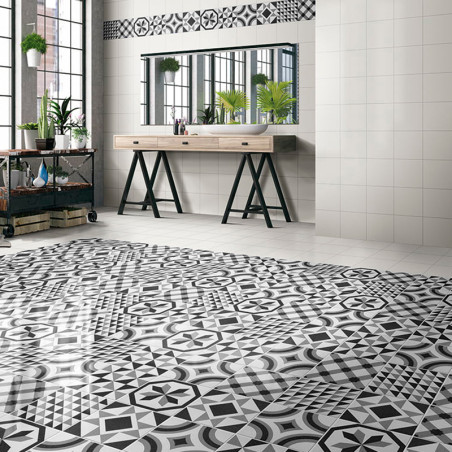 Azulejos preto e branco com padrões geométricos cobrem o chão do quarto, refletindo a luz do sol através de grandes janelas. Uma