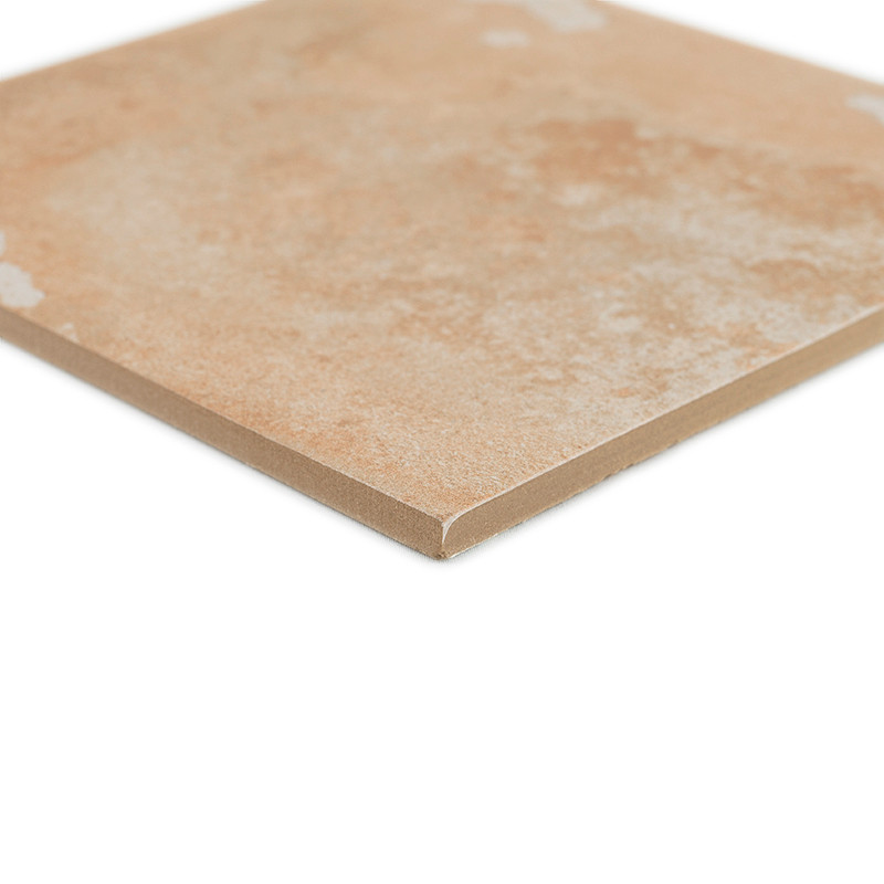 Un azulejo cerámico cuadrada de color beige con una superficie ligeramente texturizada se apoya sobre un fondo blanco, resaltand