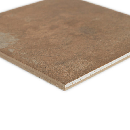 Um ladrilho cerâmico quadrado marrom com texturas sutis repousa sobre um fundo branco, revelando sua borda em camadas e superfíc Um ladrilho cerâmico quadrado marrom com texturas sutis repousa sobre um fundo branco, revelando sua borda em camadas e superfíc
