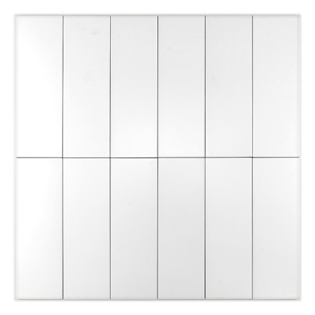 Een witte vierkante tegel is verdeeld in vier kleinere kolommen en rijen, waardoor een rasterpatroon ontstaat. Het oppervlak is 