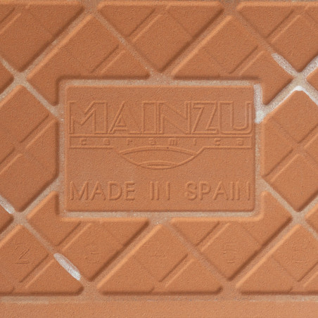 Eine Terrakotta-Keramikfliese weist erhabene Rautenmuster und geprägte Texte mit der Aufschrift „MAINZU ceramica“ und „MADE IN S Eine Terrakotta-Keramikfliese weist erhabene Rautenmuster und geprägte Texte mit der Aufschrift „MAINZU ceramica“ und „MADE IN S