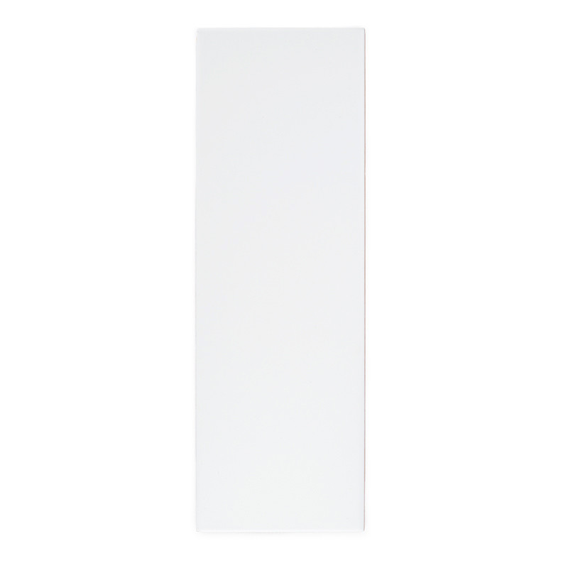 Een effen, witte rechthoekige tegel wordt verticaal tegen een blanco, witte achtergrond geplaatst, waardoor het gladde en zuiver