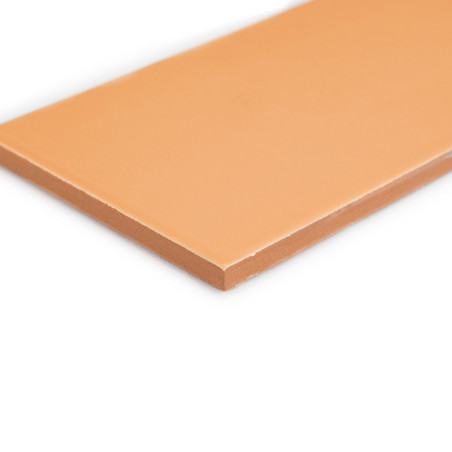 Eine beige, rechteckige Fliese liegt flach und zeigt eine glatte, unstrukturierte Oberfläche und scharfe Kanten, aufgenommen auf Eine beige, rechteckige Fliese liegt flach und zeigt eine glatte, unstrukturierte Oberfläche und scharfe Kanten, aufgenommen auf