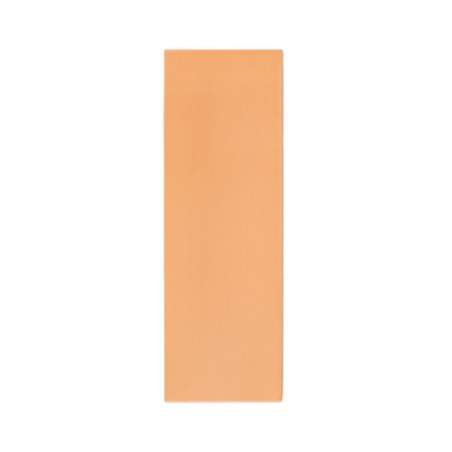 Eine rechteckige, einfarbige, orangefarbene Fliese liegt flach auf einem schlichten weißen Hintergrund und betont ihre glatte Te Eine rechteckige, einfarbige, orangefarbene Fliese liegt flach auf einem schlichten weißen Hintergrund und betont ihre glatte Te