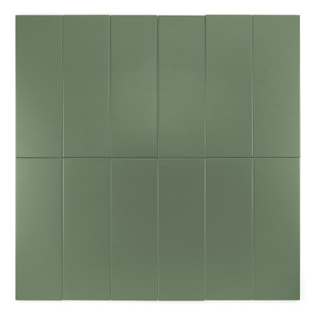 Zwölf rechteckige, vertikal ausgerichtete, matte olivgrüne Fliesen bilden ein Raster und bilden ein minimalistisches geometrisch