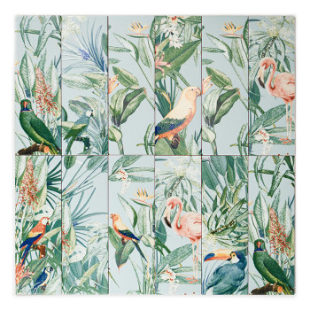 Um pássaro verde pousa em um galho, cercado por grandes folhas tropicais e flores laranja contra um fundo azul claro.
