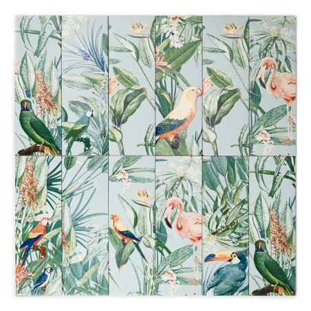 Bunte Vögel, darunter Tukane und Flamingos, sitzen und fliegen zwischen üppigen grünen Blättern und tropischen Blumen auf einem 