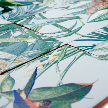 Fliesen mit Blattmuster und verschiedenen grünen und blauen Blattwerken überschneiden sich mit sichtbaren Fugenlinien und ergebe