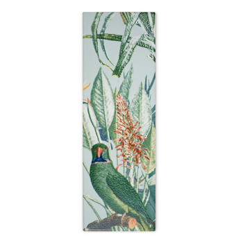 Um pássaro verde pousa em um galho, cercado por grandes folhas tropicais e flores laranja contra um fundo azul claro.