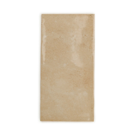 Eine rechteckige beige Fliese mit glatter, glänzender Oberfläche liegt vor einem schlichten weißen Hintergrund. Eine rechteckige beige Fliese mit glatter, glänzender Oberfläche liegt vor einem schlichten weißen Hintergrund.