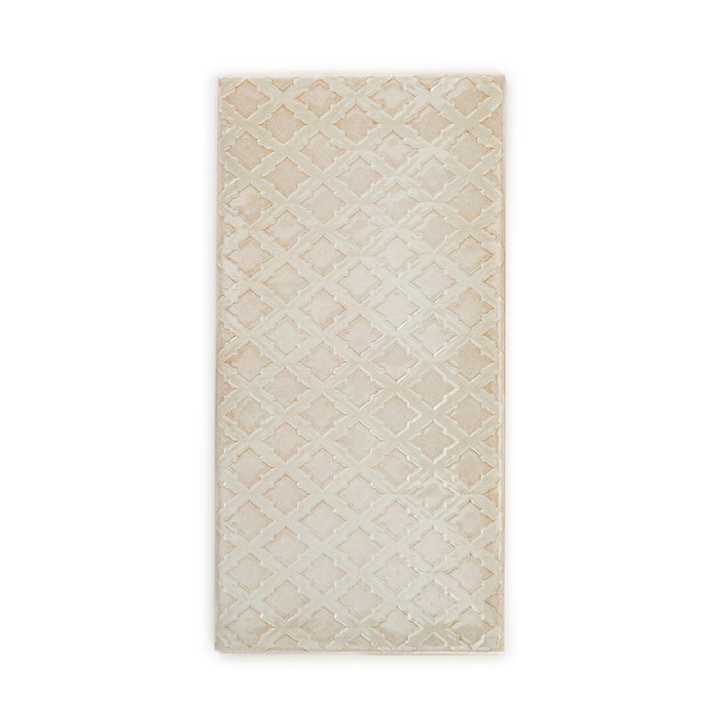 Die rechteckige Fliese zeigt ein kompliziertes, geometrisches Muster aus ineinandergreifenden Rautenformen. Das Design zeichnet 