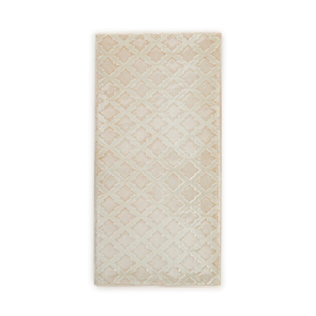 Die rechteckige Fliese zeigt ein kompliziertes, geometrisches Muster aus ineinandergreifenden Rautenformen. Das Design zeichnet 