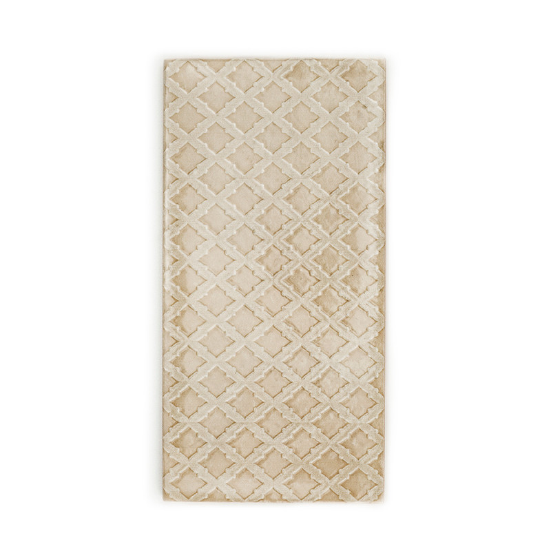 Rechthoekige tegels vertonen een herhalend patroon van beige, in elkaar grijpende ruitvormen, waardoor een gestructureerd uiterl