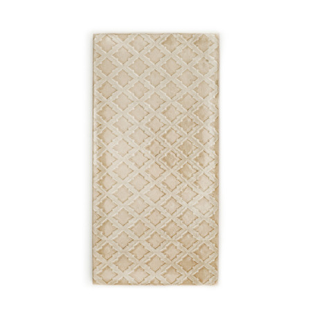 Die rechteckige Fliese weist ein sich wiederholendes Muster aus beigen, ineinandergreifenden Rautenformen auf und sorgt so für e