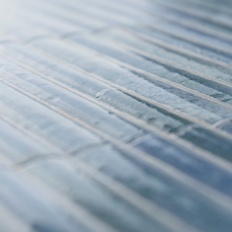 Os ladrilhos retangulares ficam horizontalmente, criando uma superfície lisa, brilhante e ligeiramente ondulada. Os azulejos são