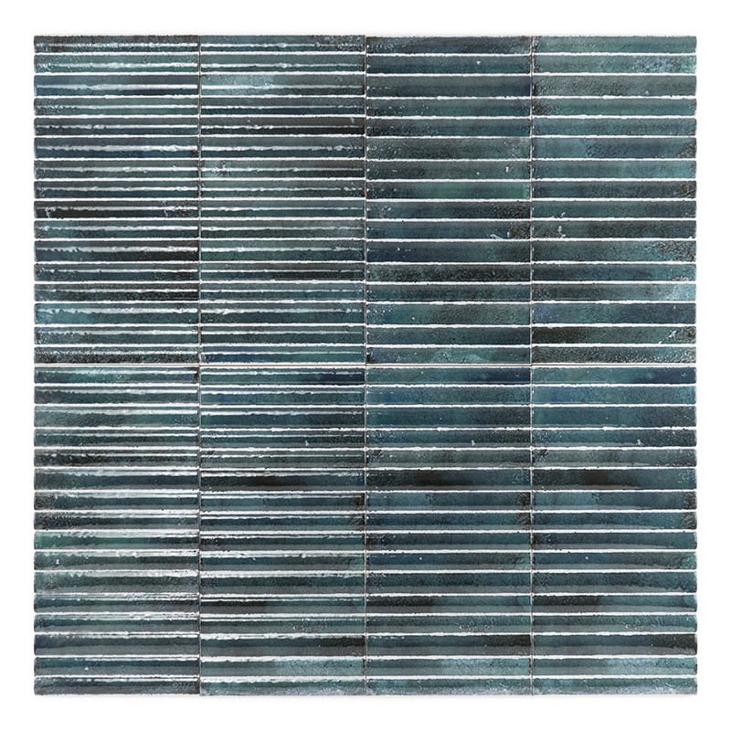 As placas cerâmicas retangulares, dispostas horizontalmente, apresentam tons variados de azul e verde com textura brilhante, for