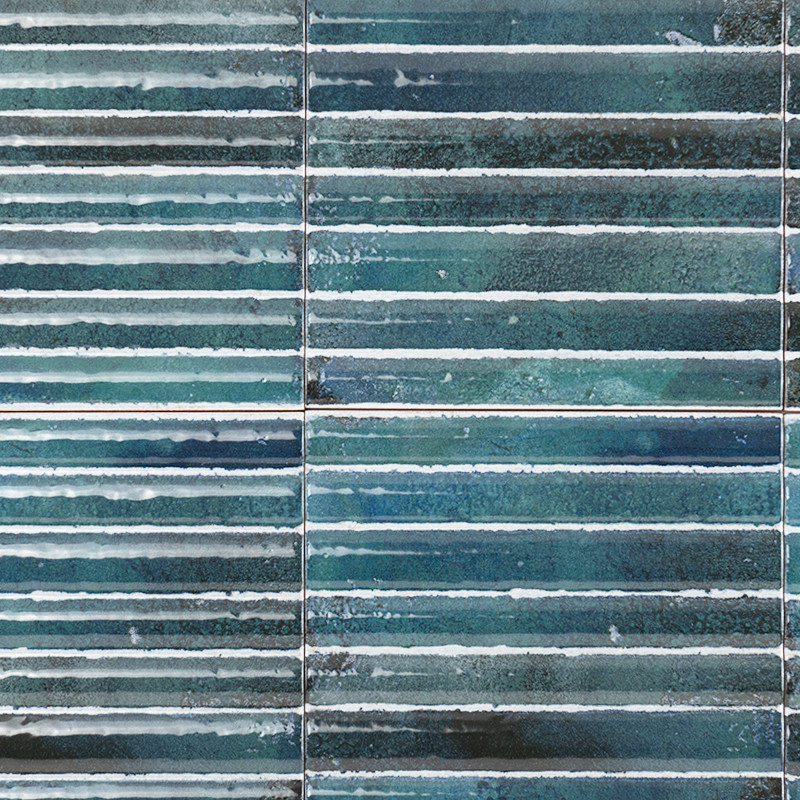 Les carreaux rectangulaires présentent des rayures horizontales bleu-vert, créant un effet texturé. Ils sont uniformément jointo