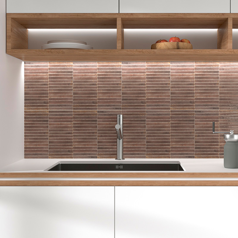 Eine Küchenspüle mit einem eleganten Metallhahn steht vor einer Rückwand aus horizontalen, hellbraunen Fliesen. Holzregale biete