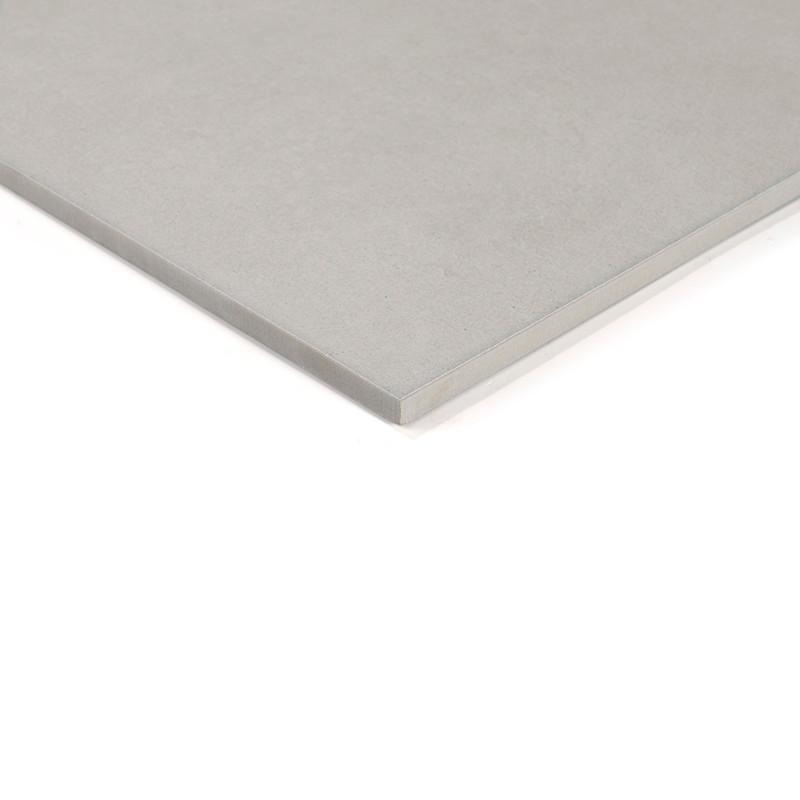 Un azulejo cuadrado, liso y de color gris claro descansa sobre un fondo blanco liso, mostrando su diseño elegante y minimalista.