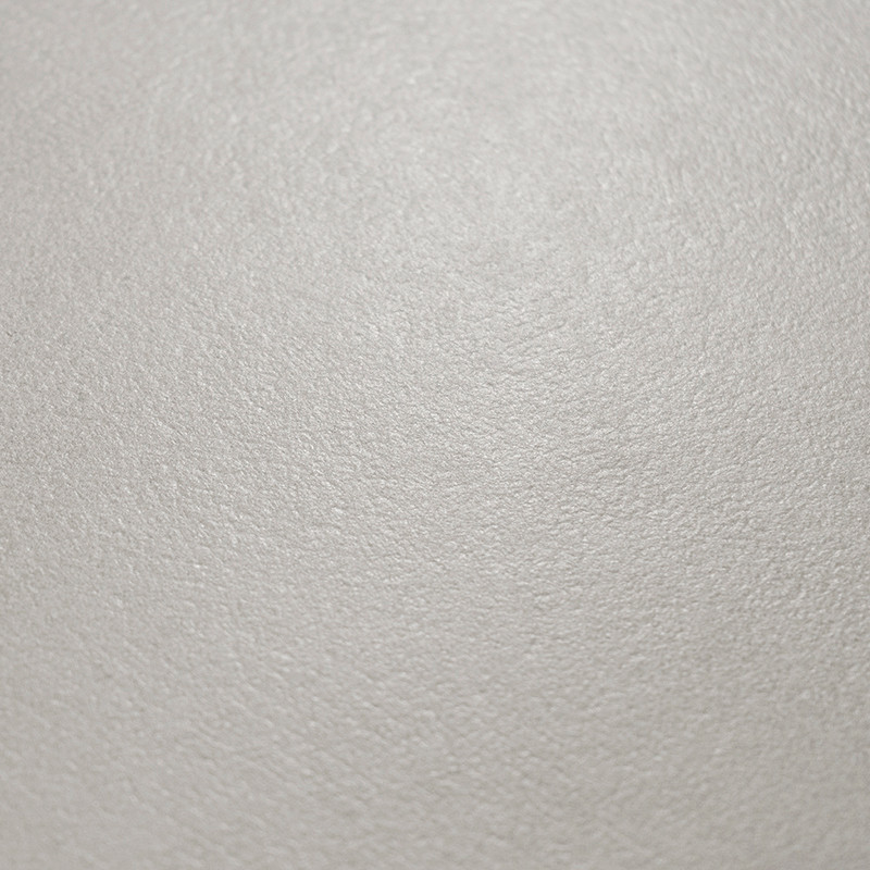 Die Oberfläche weist eine glatte, mattweiße Textur auf, die einer Keramikfliese ähnelt und gleichmäßig beleuchtet wird, wodurch 