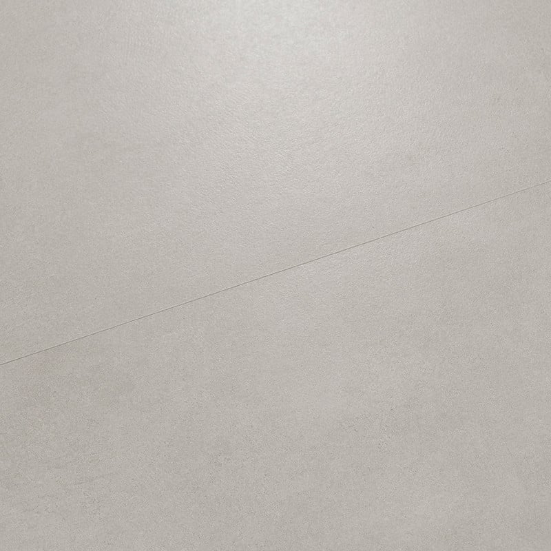 Eine hellgraue Keramikfliese mit mattem Finish und einer dezenten diagonalen Linie liegt flach und suggeriert eine saubere, neut
