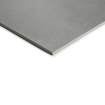 Um ladrilho cinza liso e retangular com bordas afiadas repousa sobre um fundo branco, sugerindo um design moderno e minimalista 