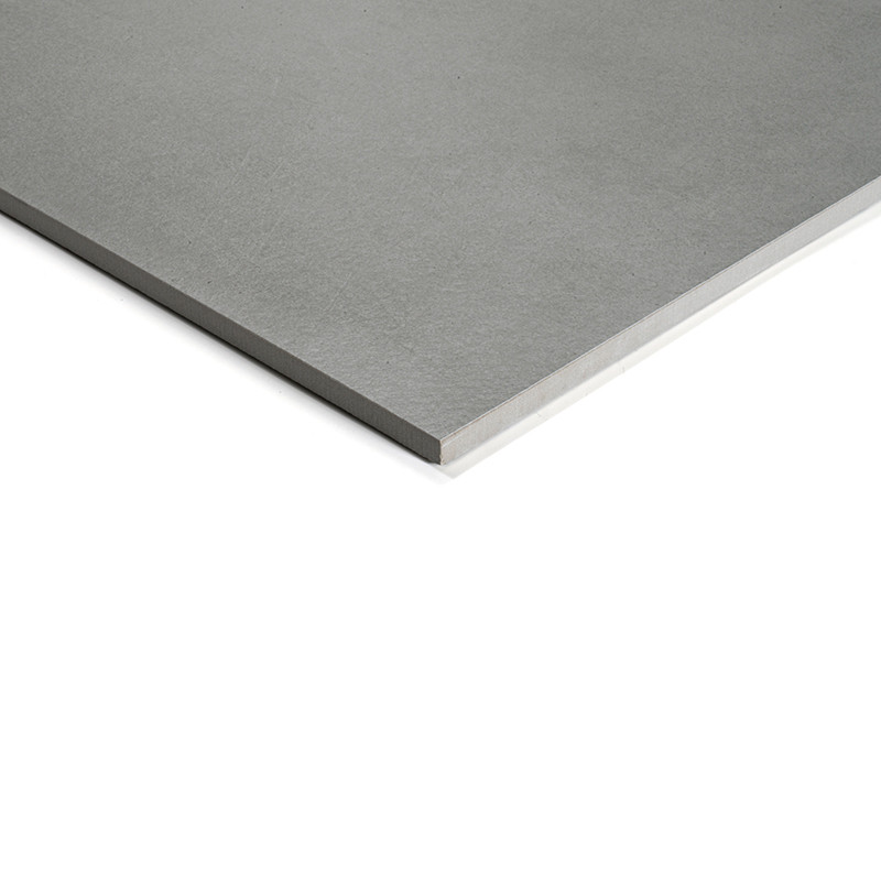 Um ladrilho cinza liso e retangular com bordas afiadas repousa sobre um fundo branco, sugerindo um design moderno e minimalista 