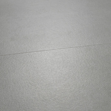 O ladrilho cinza claro apresenta uma superfície de textura sutil com uma costura fina e visível na diagonal, sugerindo uma conex O ladrilho cinza claro apresenta uma superfície de textura sutil com uma costura fina e visível na diagonal, sugerindo uma conex