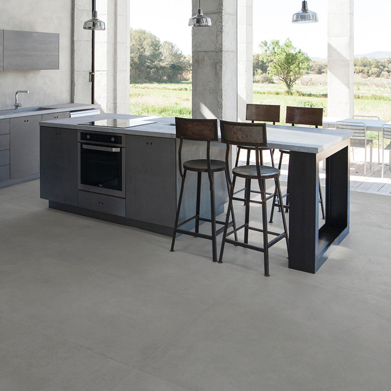 La isla de cocina con taburetes oscuros se encuentra en una cocina moderna y luminosa, rodeada de grandes ventanales con vistas 