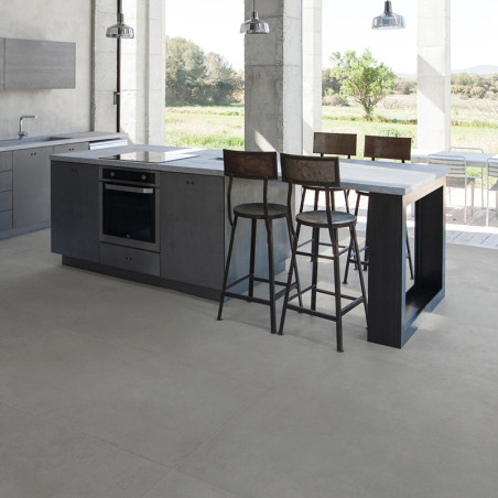 Ilha de cozinha com bancos escuros fica em uma cozinha moderna e iluminada, cercada por grandes janelas com vista para uma paisa Ilha de cozinha com bancos escuros fica em uma cozinha moderna e iluminada, cercada por grandes janelas com vista para uma paisa