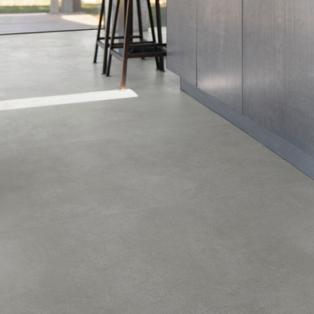 Ladrilhos cinza cobrem o piso de uma cozinha moderna. três bancos de bar ficam perto de um balcão elegante, com uma janela ao fu Ladrilhos cinza cobrem o piso de uma cozinha moderna. três bancos de bar ficam perto de um balcão elegante, com uma janela ao fu