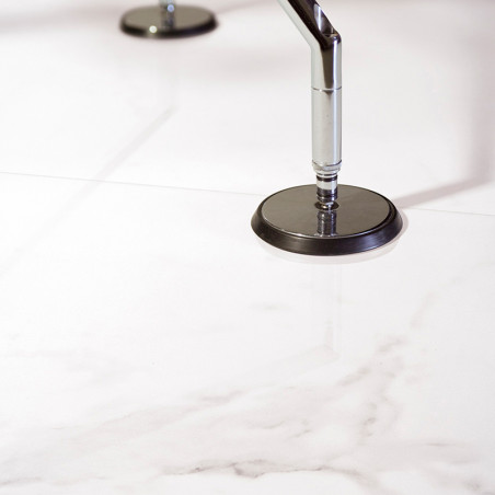 Um ladrilho de mármore branco e liso reflete duas rolhas de metal que o prendem à superfície brilhante, transmitindo um design e Um ladrilho de mármore branco e liso reflete duas rolhas de metal que o prendem à superfície brilhante, transmitindo um design e