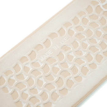 Strukturierte beige Fliese zeigt ein kompliziertes geometrisches Muster mit erhabenen Halbkreisen. Der Text „MADE IN UAE“ ist mi