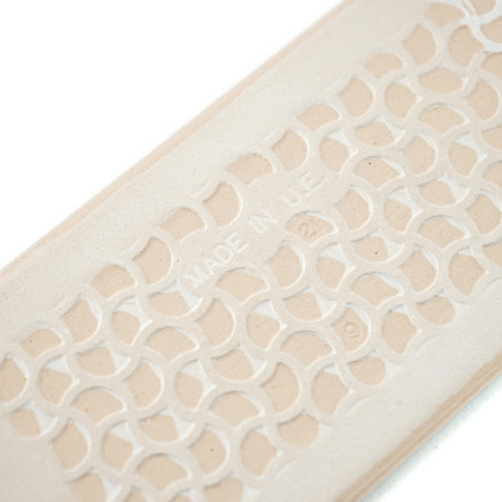 Strukturierte beige Fliese zeigt ein kompliziertes geometrisches Muster mit erhabenen Halbkreisen. Der Text „MADE IN UAE“ ist mi Strukturierte beige Fliese zeigt ein kompliziertes geometrisches Muster mit erhabenen Halbkreisen. Der Text „MADE IN UAE“ ist mi