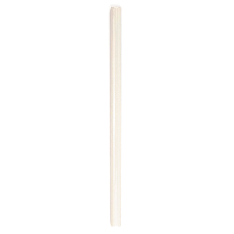 Um ladrilho cerâmico longo, estreito e de cor clara fica verticalmente contra um fundo branco liso.